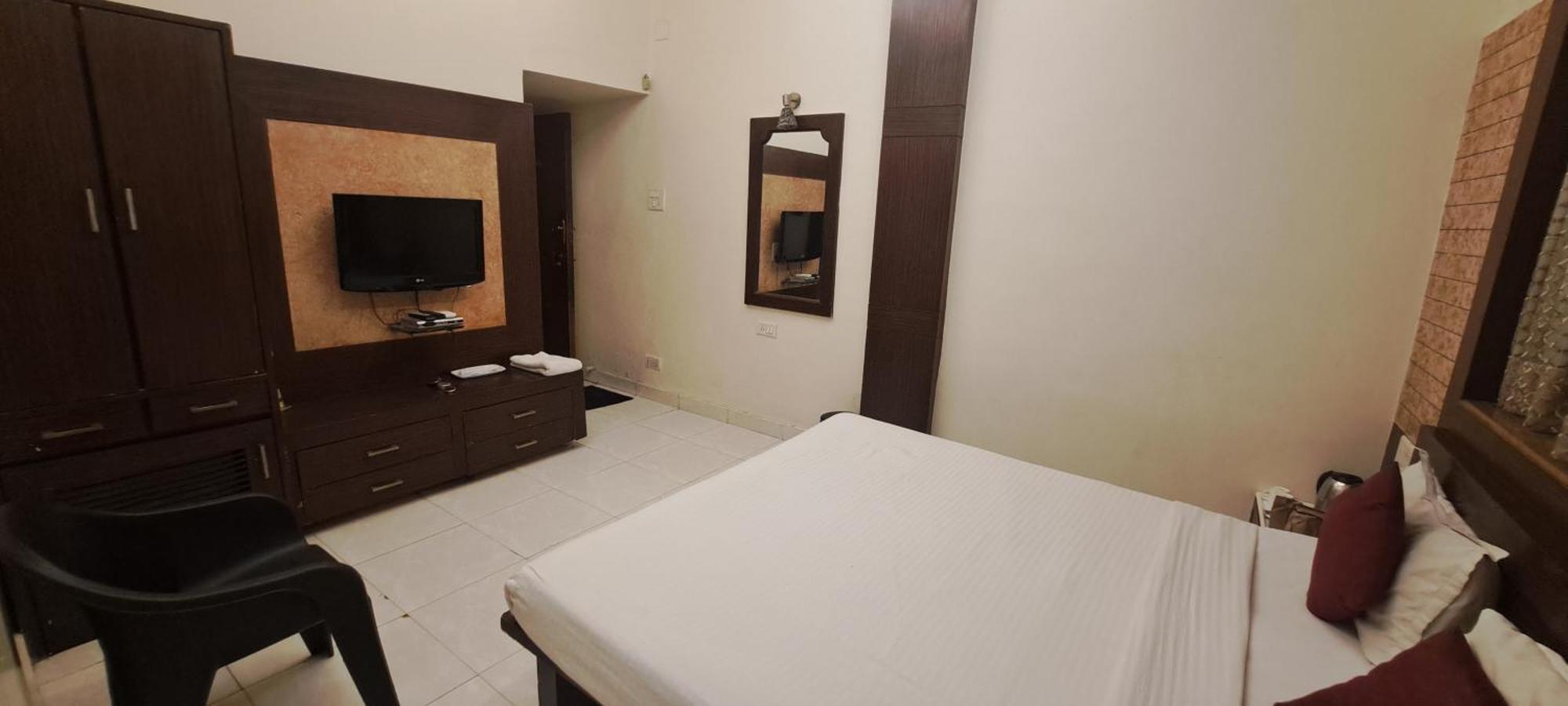 פונה Hotel Shivam מראה חיצוני תמונה