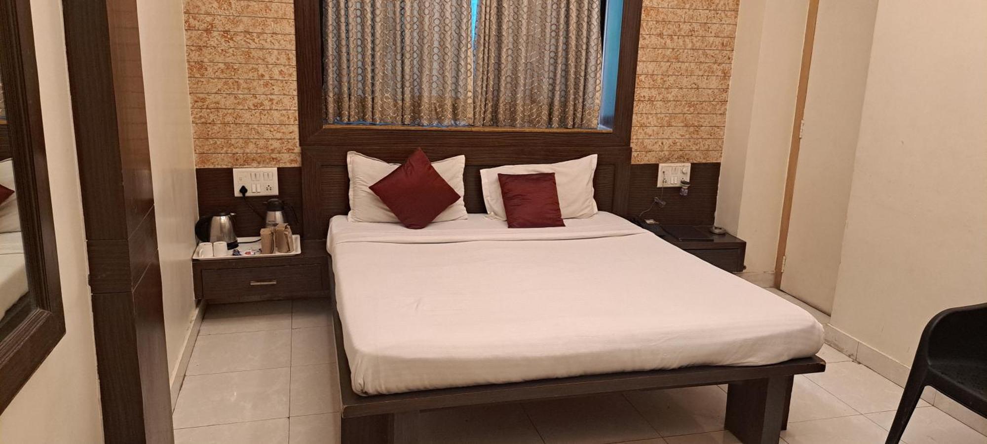 פונה Hotel Shivam מראה חיצוני תמונה